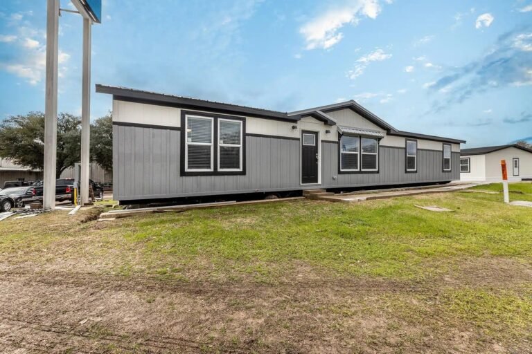 Longhorn 3 bedroom 2 bath Champion IN2864H Exterior 1 ezgif.com webp to jpg converter 768x512