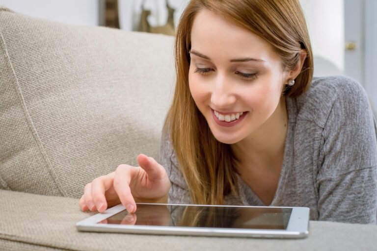 imageye imgi 34 Woman with iPad 768x512