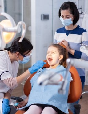 angled mirror used by dentist3